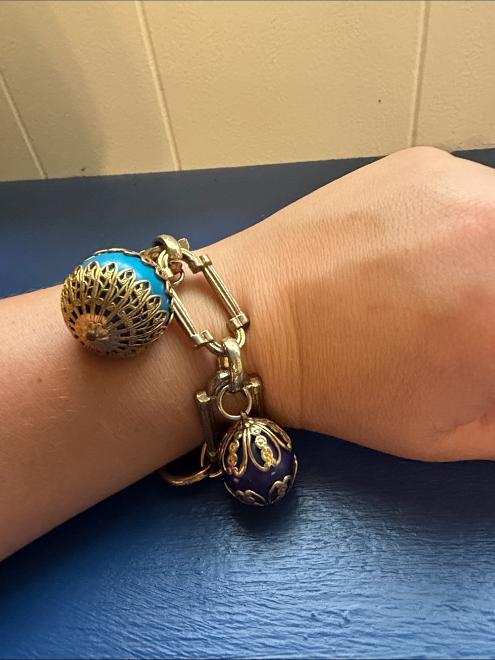 Vintage Oversized Gold-Tone Charm Bracelet - Picture 4 of 4